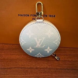 Round coin by the pool monogram blue